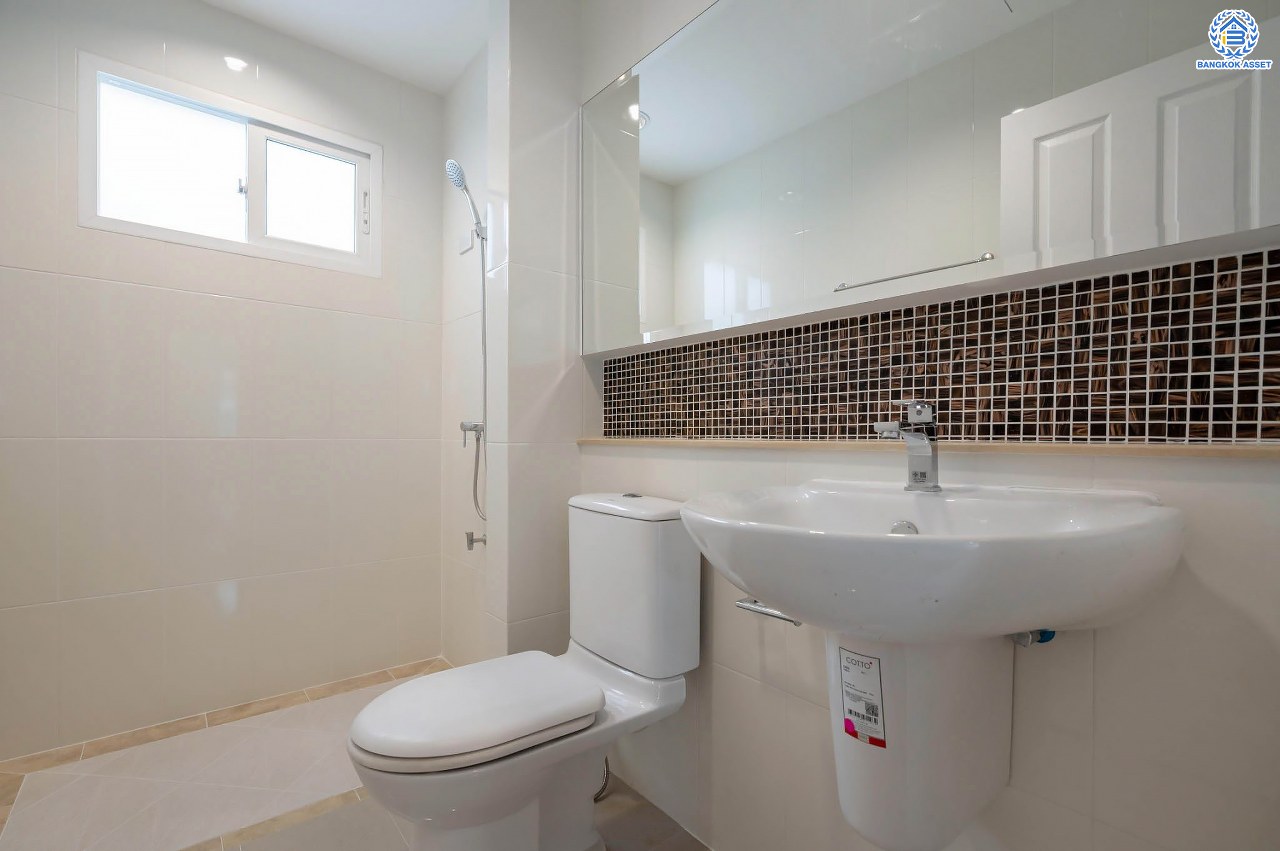 บ้านมือสองตกแต่งใหม่ จากแบรนด์ AP โครงการ เดอะเซนโทร รัตนาธิเบศร์ เนื้อที่ 50.8 ตร.ว. ฟังก์ชันจัดเต็ม 3 ห้องนอน 3 ห้องน้ำ จอดรถได้ 2 คัน บนทำเลศักยภาพ เชื่อมต่อหลายเส้นทางทั้ง ถ.ราชพฤกษ์, ถ.รัตนาธิเบศร์ และถ.กาญจนาภิเษก และเพียง 5 นาทีถึงรถไฟฟ้า "สถานีบางพลู"